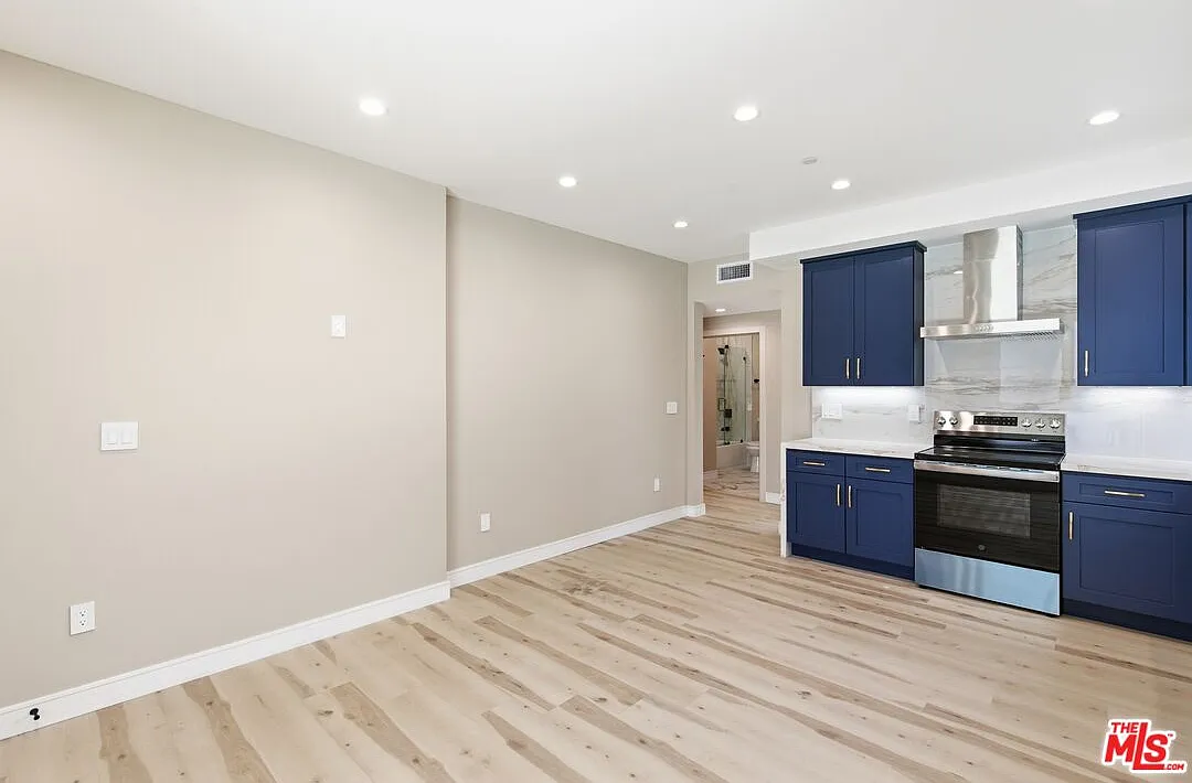 3 bed, 3.0 bath, 1200 sqft, $3,200 — Photo 4
