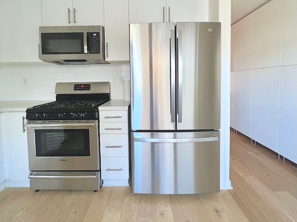 1st image of 2924 Rowena Ave #6