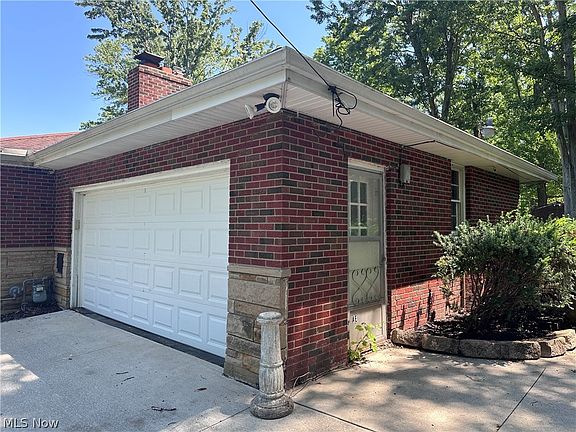 3rd image of 79 Hickory Hill Rd