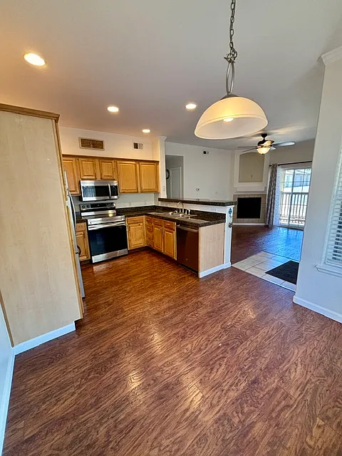 2 bed, 1024 sqft, $1,900 — Photo 4