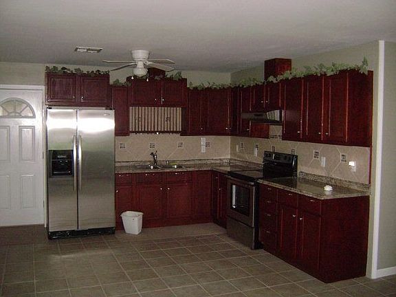 5th image of 226 Wintergreen St