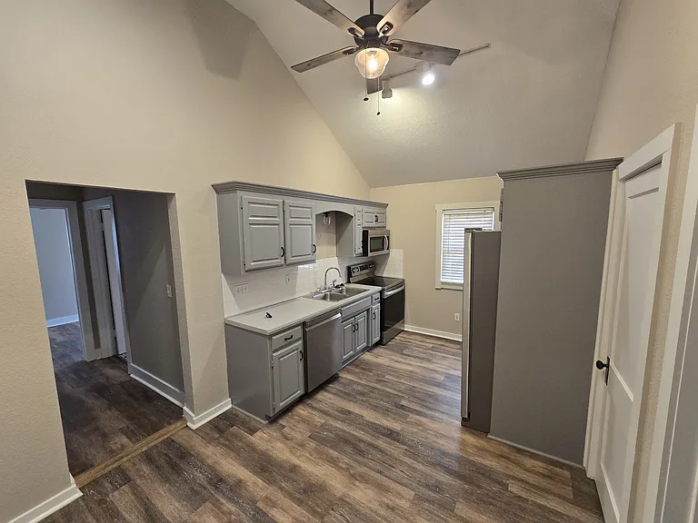 929 E Blue Ridge Blvd — Photo 20