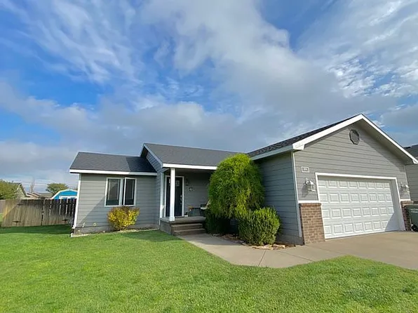 1806 Apache Rd, Dodge City, KS 67801