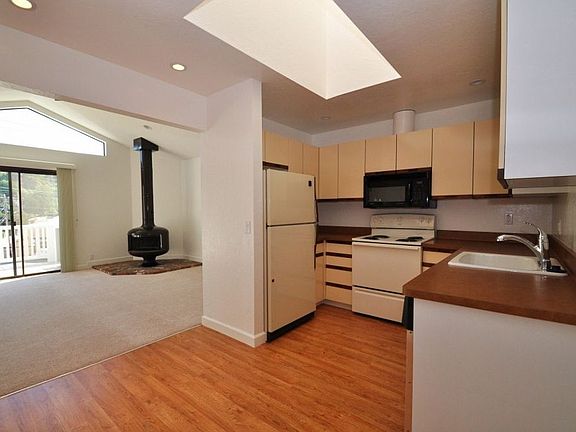 4th image of 272 Shoreline Hwy APT 3