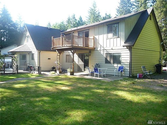 Rear picture showing the unit for rent on the left