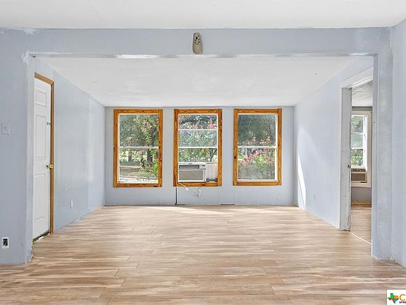 4th image of 107 Flores Oaks Dr