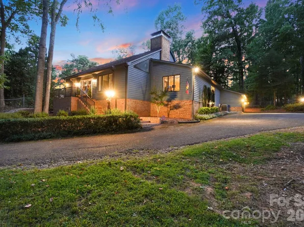 211 Lamplighter Ln, Mount Holly, NC 28120