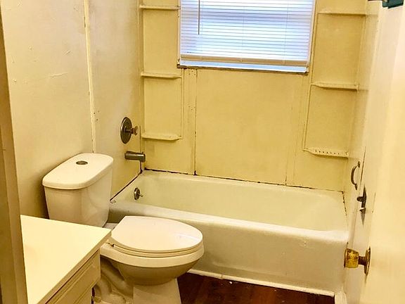 2nd image of 1808 Parkwood Ln APT 2