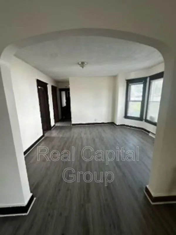 3 bed, 1.0 bath, $1,595 — Photo 2