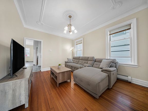 3rd image of 152 W 9th St Floor 1