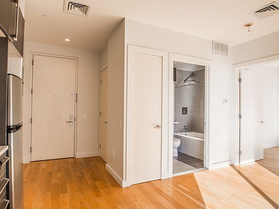 4th image of 25 Montrose Ave APT 703