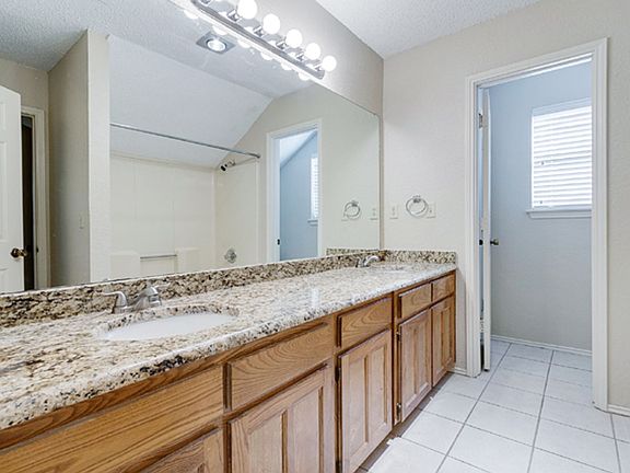 5th image of 528 Essex Pl