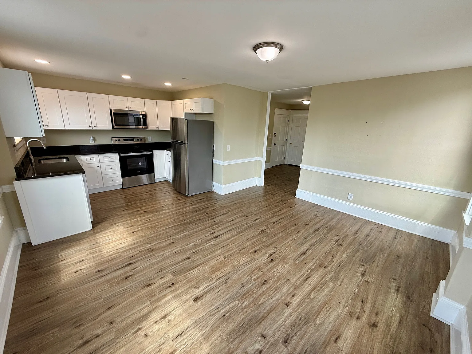 2 bed, 1050 sqft, $1,900 — Photo 1