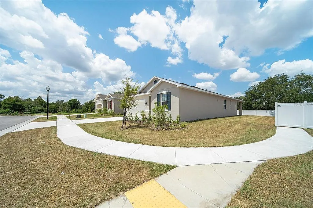 4 bed, 2.0 bath, 1928 sqft, $2,200 — Photo 3