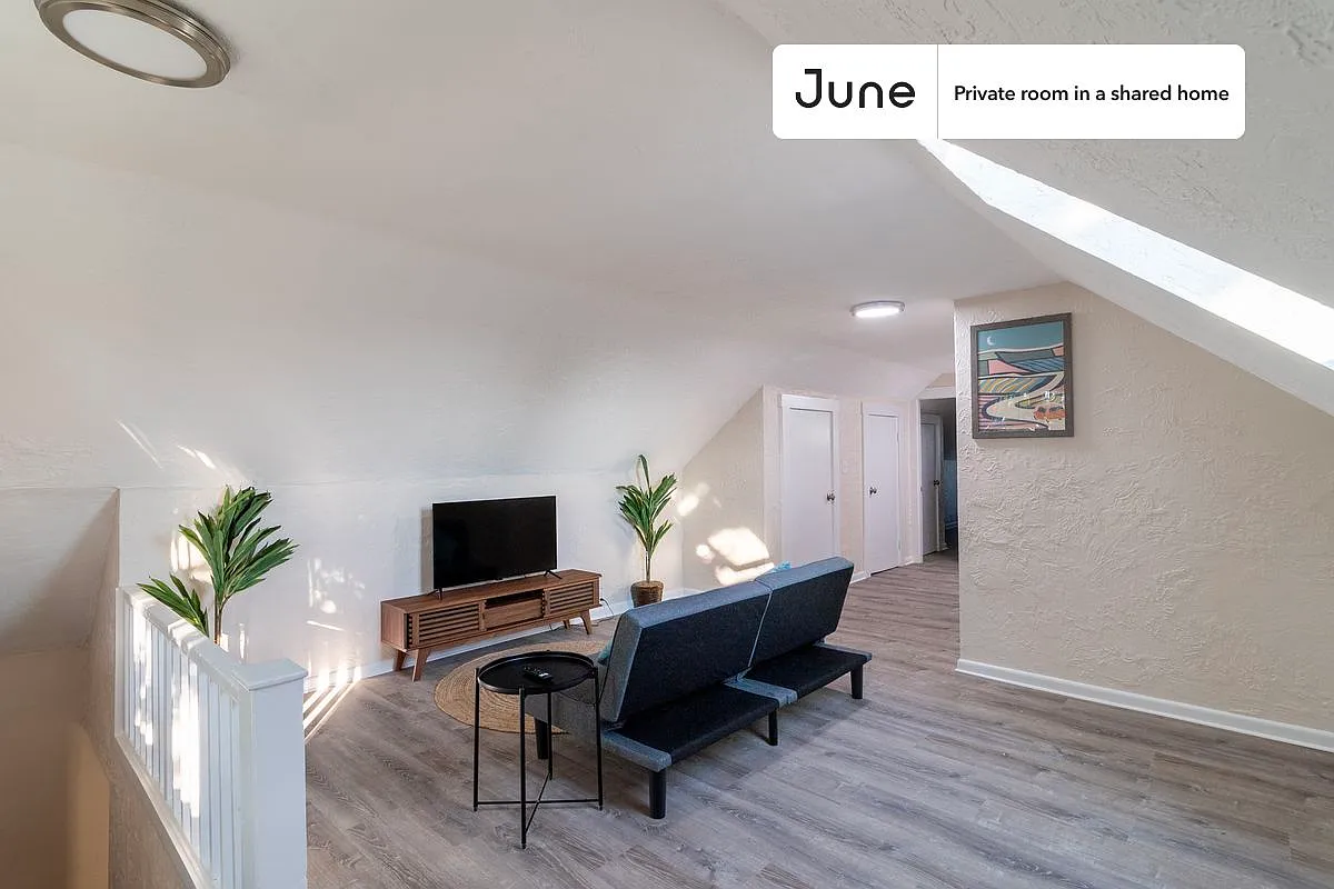 Queen bedroom in 6 bed/2 bath home in Allston #1735 E — Photo 4