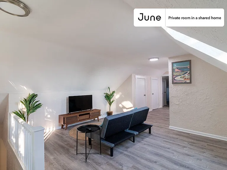 21 Easton St #D — Photo 4