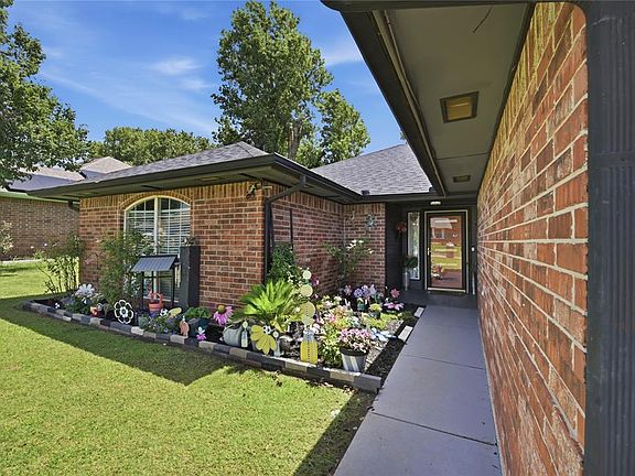 3rd image of 2046 Huntington Rd