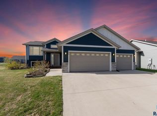 615 Creekside Trl, Harrisburg, SD 57032