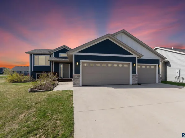 615 Creekside Trl, Harrisburg, SD 57032