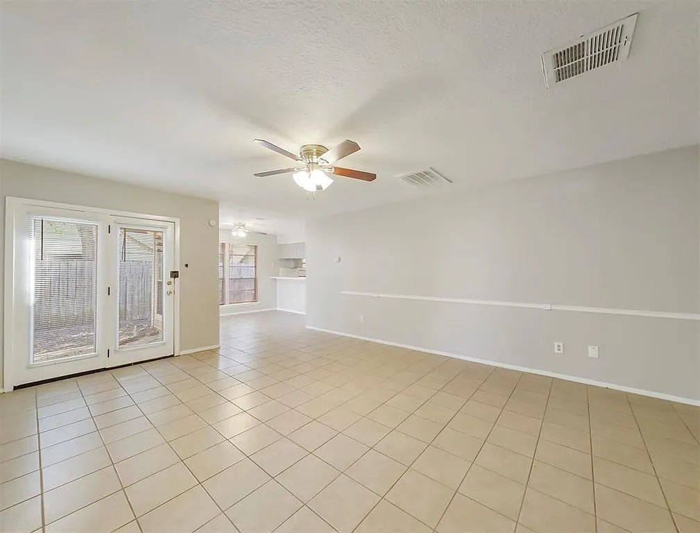 3 bed, 2.5 bath, 1700 sqft, $1,795 — Photo 2
