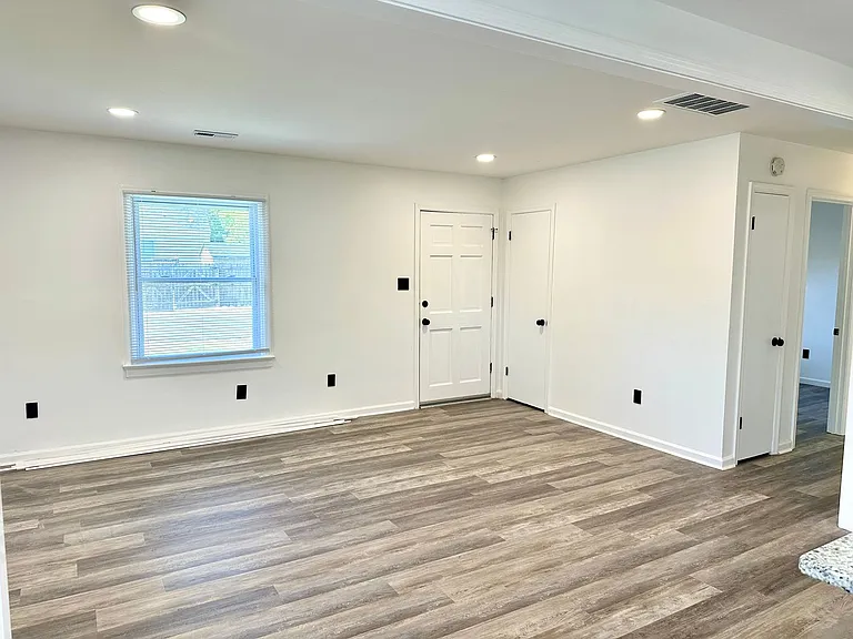 1005 Glenburnie Rd — Photo 8