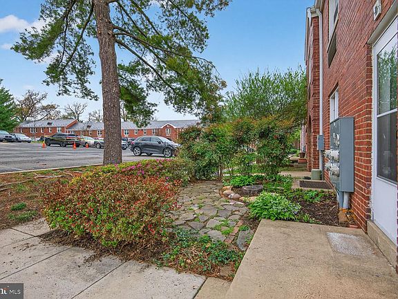 3rd image of 201 E Glebe Rd APT D