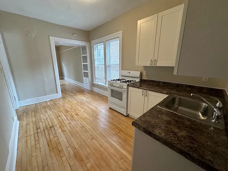 7/1 - $1545 2 BR, 1 BA with Heat, 3 blocks from UWM- 2943 N Bartlett — Photo 16