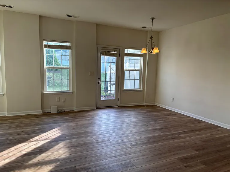 2528 Silverthorn Dr — Photo 7
