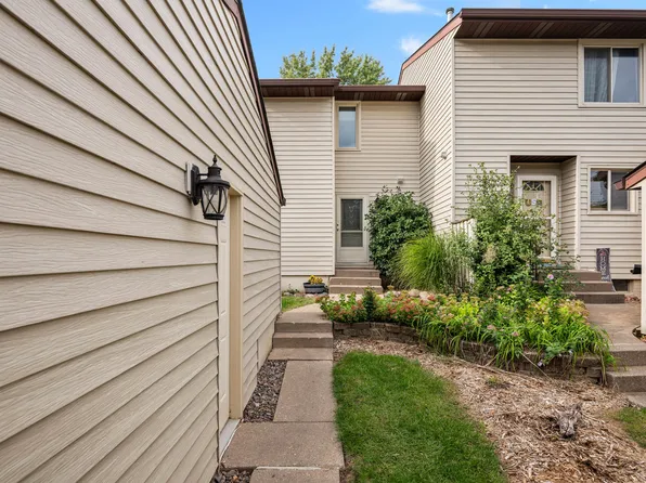 3640 Cedarwood Ct, Bettendorf, IA 52722