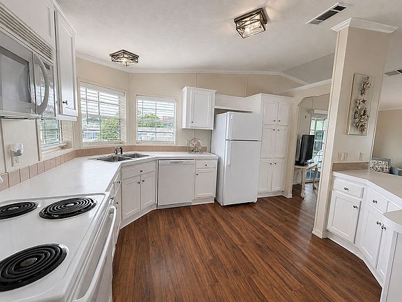 5th image of 725 Sutton St