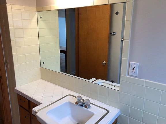 3rd image of 180 Stadium Dr APT 1