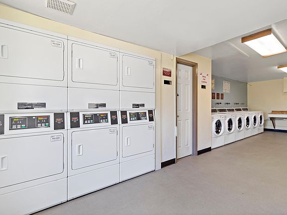 5th image of 425 Gateway Dr #1