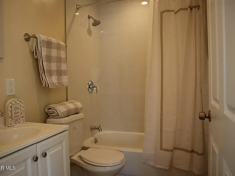 19155 Sylvan St #19153 — Photo 2