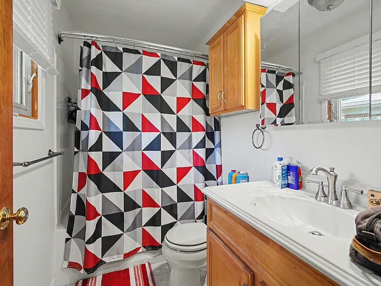 353 Hollywood Dr — Photo 11