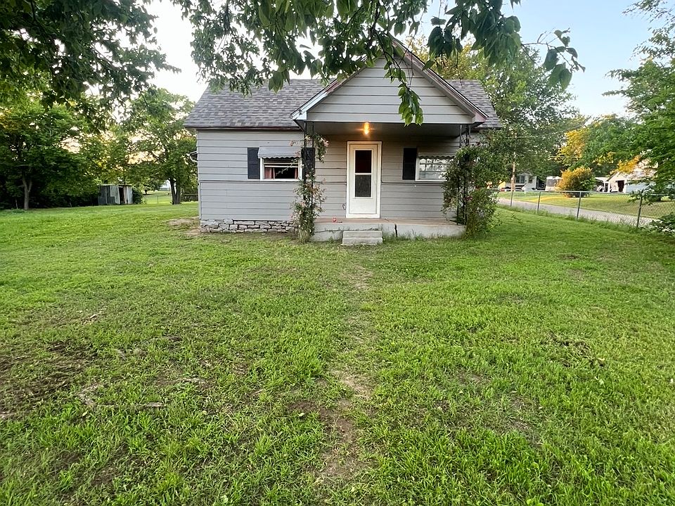 1st image of 402 W Charleston Ave
