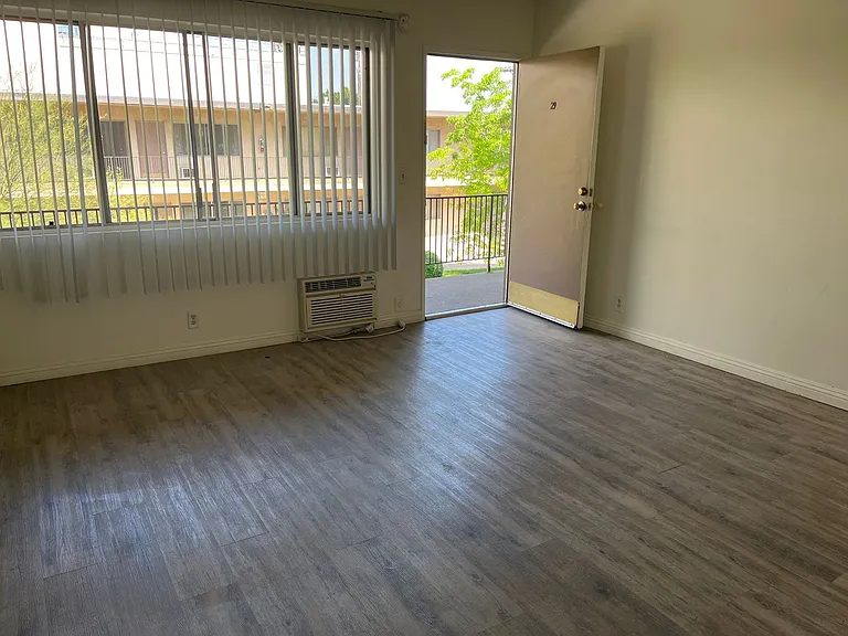 APT LANKERSHIM (RSO) — Photo 9