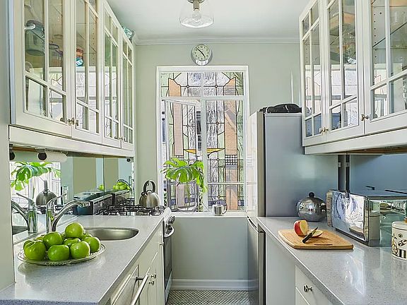 3rd image of 255 W 23rd St APT 4CE