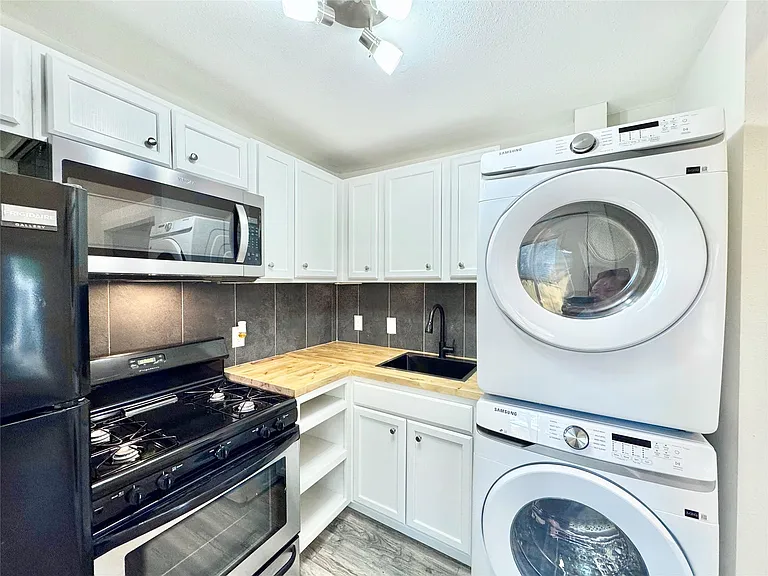 914 Joyce St #A — Photo 8