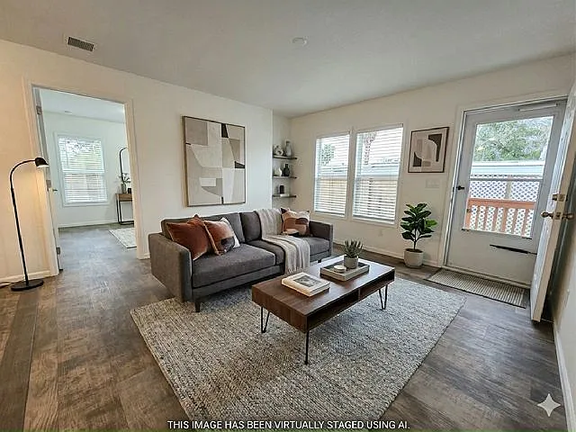 3 bed, 2.0 bath, 1120 sqft, $1,950 — Photo 2