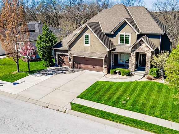 3rd image of 511 NE Greenview Dr