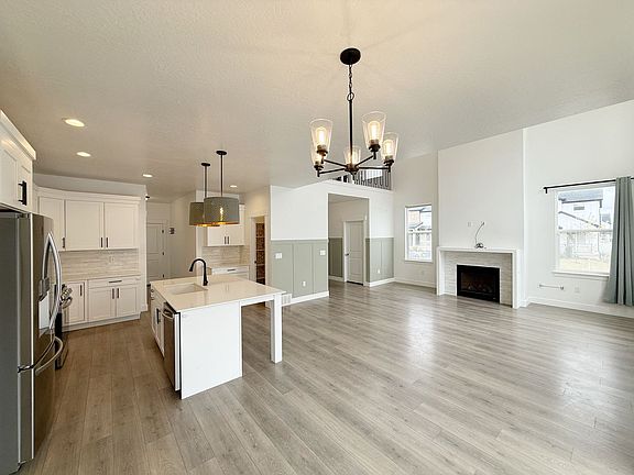 4th image of 1467 W Holland Dr