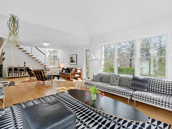 54 Gardiner Dr, Amagansett, NY 11930