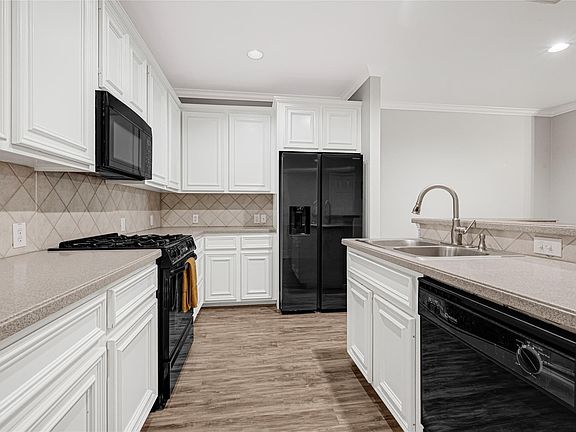 5th image of 711 W Heights Hollow Ln