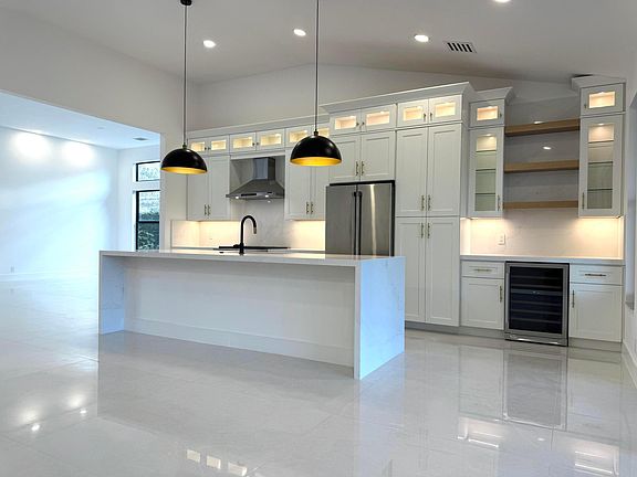 3rd image of 123 Victoria Bay Court