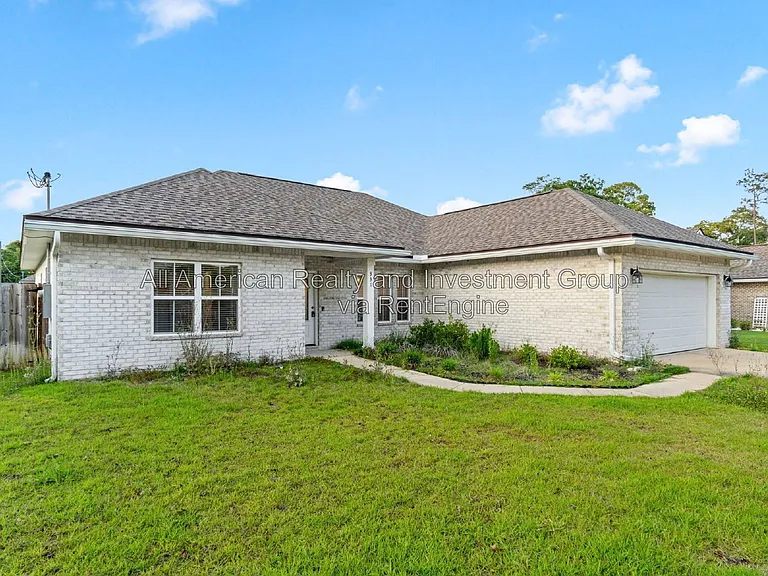 331 Adams Dr — Photo 2