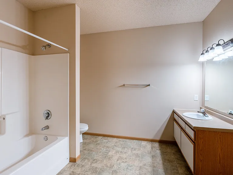 Fargo, ND West Lake Apartments | Bathroom