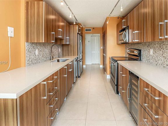 2nd image of 900 NE 195th St APT 318