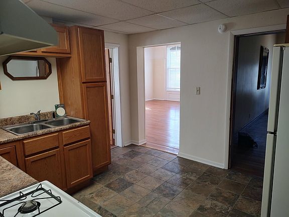 4th image of 216 N Jackson St #4