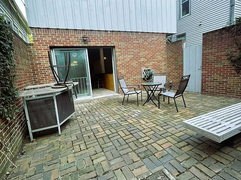403 S Division St — Photo 16