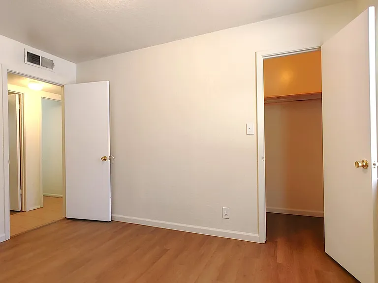 511 Candelaria Rd NW — Photo 4